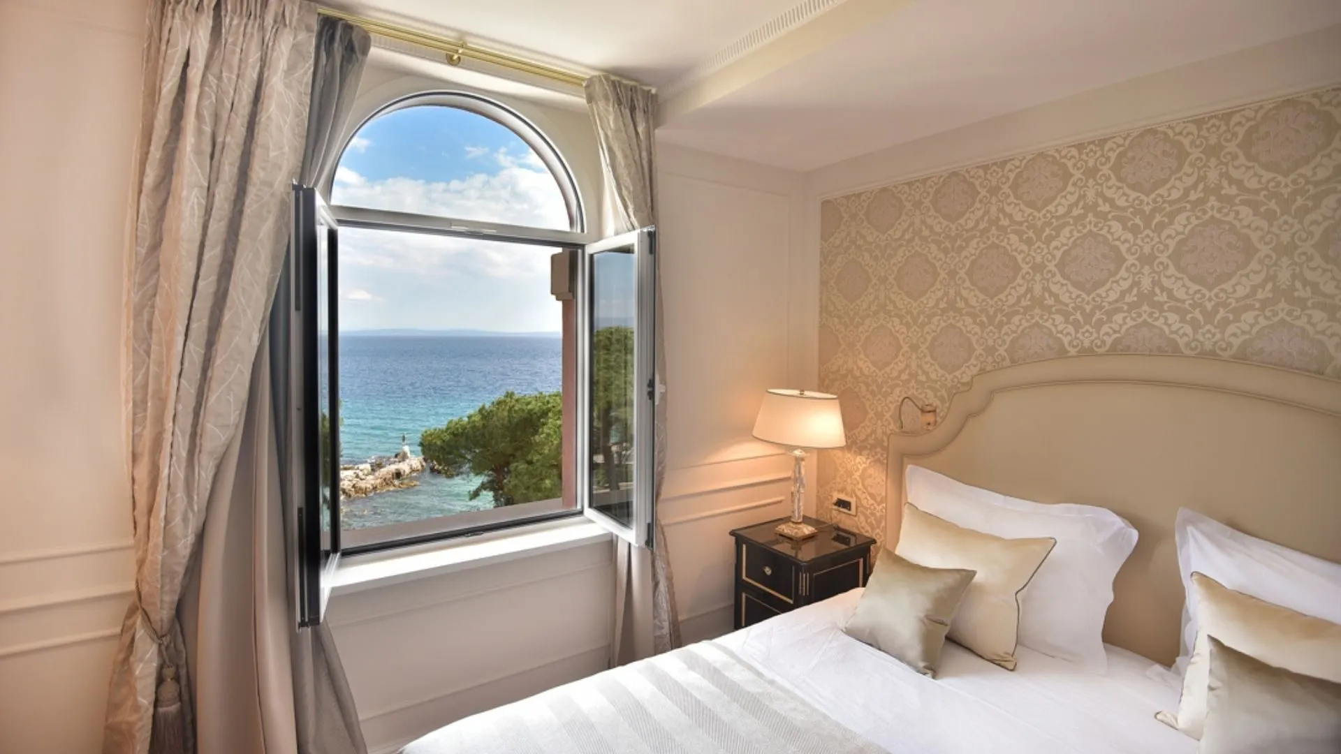 deluxe-double-room-historical-villa-sea-view-3.jpg